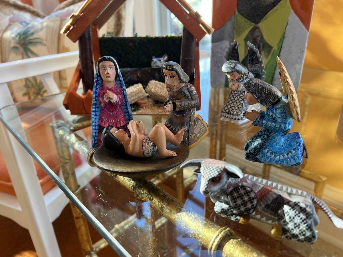 ¿Que les parece el “Mexican Christmas Room” de nuestra casa? Piñatas del querido mercado de Jamaica y un pesebre oaxaqueño. Les extrañamos en estas fechas. Que disfruten sus posadas. 🪅🎄