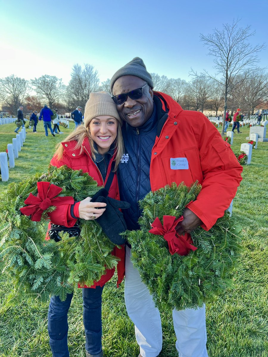 Love how Justice Clarence Thomas quietly lays wreaths with all the other volunteers every year at Arlington National Cemetery for #wreathsacrossamerica to honor those who have the ultimate sacrifice.