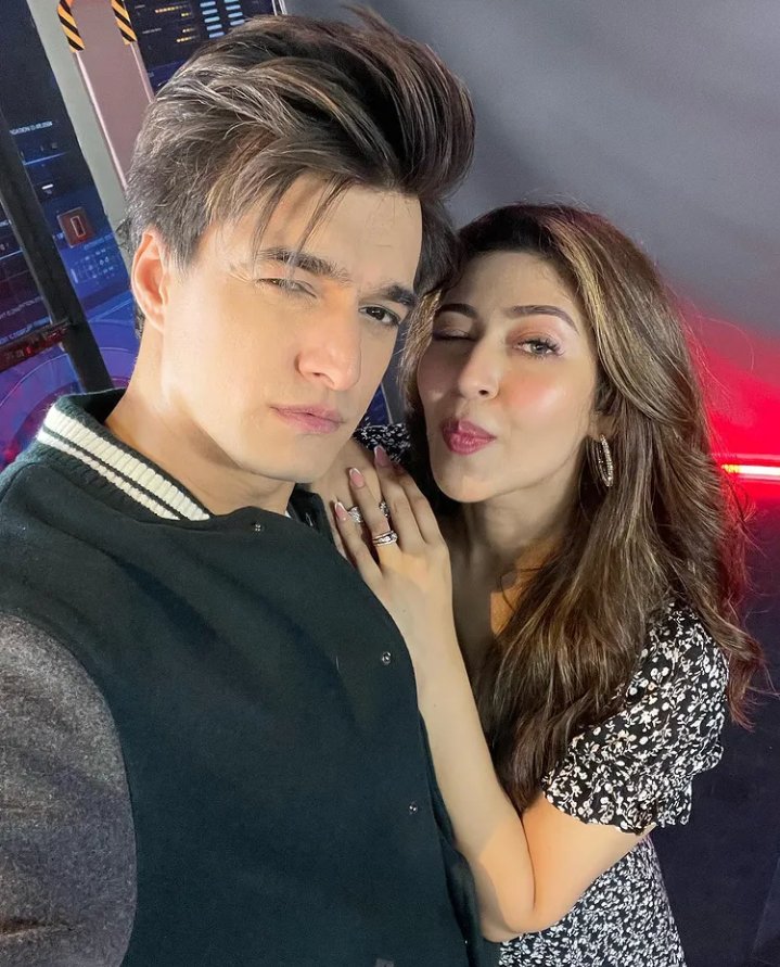 I m so fucking obsessed with these two jodis of 2022 both on n offscreen😭❤

Manifesting them in a big project 😍🤞

#MohsinKhan #Eishasingh #MoMinions #sonarikabhadoria @momo_mohsin