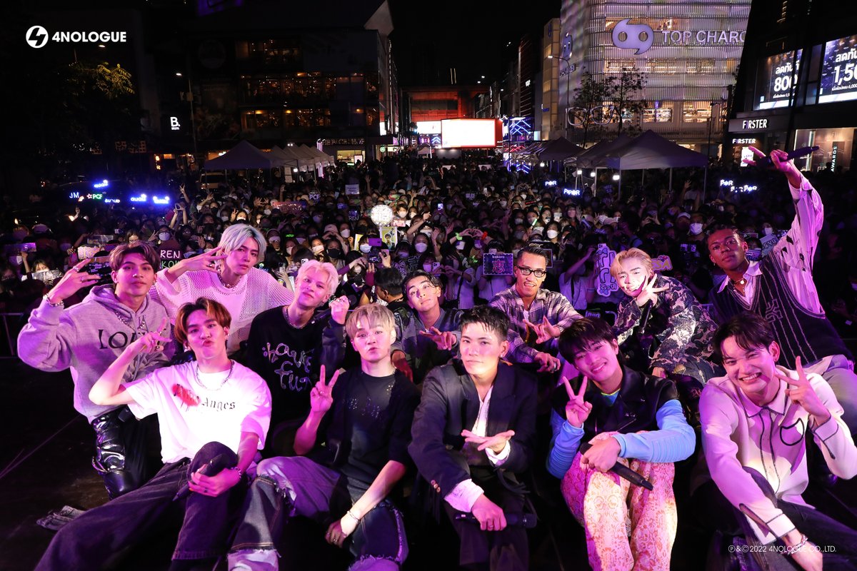 official_DVI's tweet photo. ขอบคุณทาง #PSYCHICFEVER ที่ชวนพวกเรา #DVI มาร่วมโชว์เพลง #ToTheTop กันที่งาน #SiamMusicFest2022 วันนี้นะครับ!
📸 https://t.co/6jt60CKUQE
แล้ววันพรุ่งนี้! มาเจอกับพวกเราได้ที่ SEEFAH STAGE เวลา 6 โมงครึ่ง แล้วเจอกันนะค้าบบบ 🤗🦋
#PCFXDVI
#4NOLOGUE https://t.co/NAQWwpTp5P