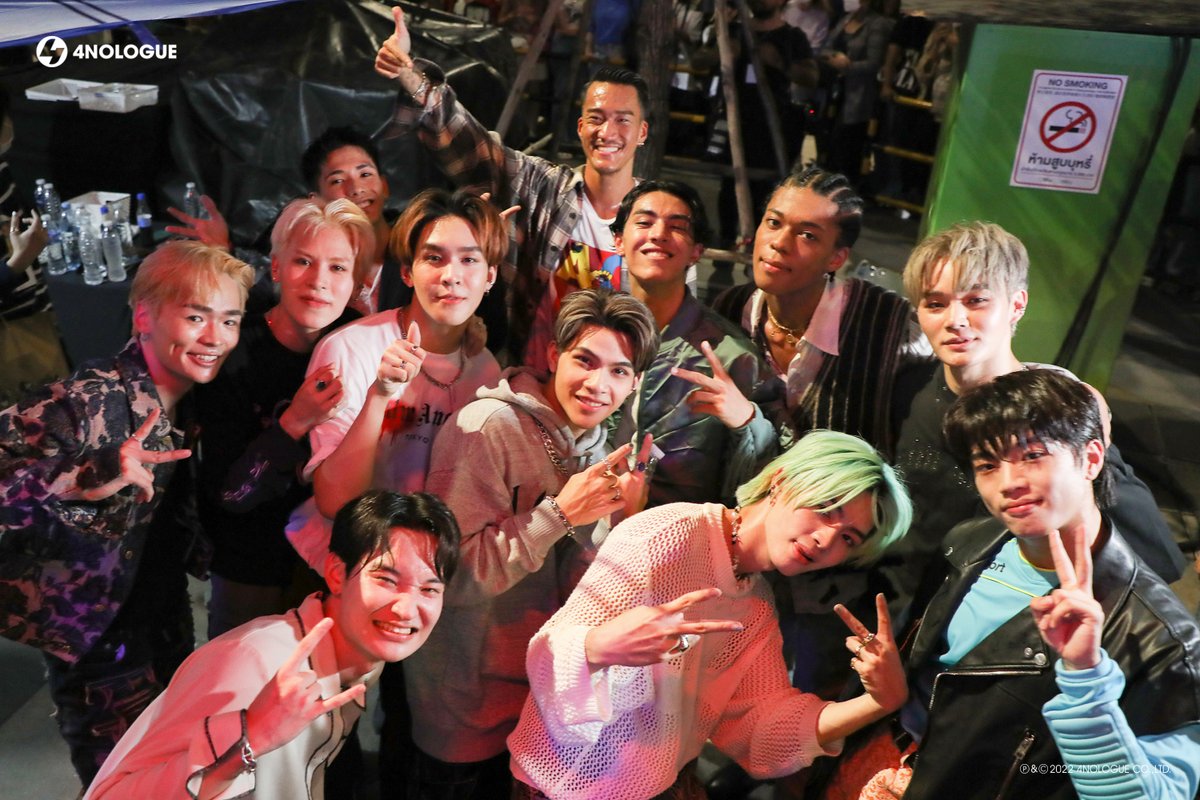 official_DVI's tweet photo. ขอบคุณทาง #PSYCHICFEVER ที่ชวนพวกเรา #DVI มาร่วมโชว์เพลง #ToTheTop กันที่งาน #SiamMusicFest2022 วันนี้นะครับ!
📸 https://t.co/6jt60CKUQE
แล้ววันพรุ่งนี้! มาเจอกับพวกเราได้ที่ SEEFAH STAGE เวลา 6 โมงครึ่ง แล้วเจอกันนะค้าบบบ 🤗🦋
#PCFXDVI
#4NOLOGUE https://t.co/NAQWwpTp5P
