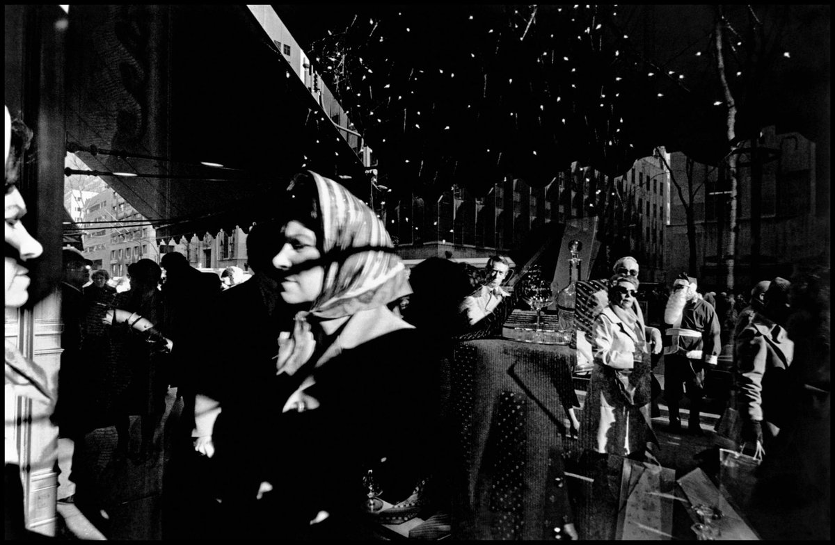 sim_barr's tweet photo. 🎅🏻 #SidewalkSantas 🎅🏻

#NewYorkCity #Santas from a Series by #Photographer #SusanMeiselas,1977

#citysantas #photographer #nyc #streetscenes #streetphotography #photography #blackandwhitephotography #merrychristmas #christmas #santa #santaclaus #xmas #feliznavidad #joyeuxnoel https://t.co/cdJJEYsmfU