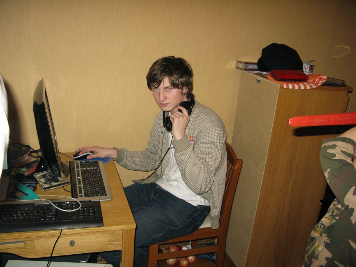 NeverhoodRadio's tweet photo. 2010 почему у меня под стулом репчатый лук https://t.co/oN0pPAex9F