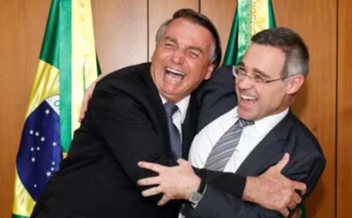 pauloeneas's tweet photo. Sérgio Cabral foi solto com voto decisivo de André Mendonça. O placar foi 3x2 na Segunda Turma. Mas o briefing passado aos influencers, que estão mentindo para vocês e disseminando falsas esperanças, ordenou ocultar isso e apenas expressar indignação afetada pela soltura. https://t.co/4Lx8VIaPrb
