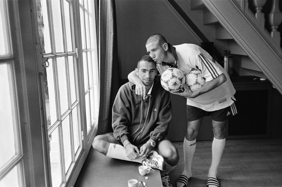 alphardlpp's tweet image. La vie à Clairefontaine.
Clope, BD, café, étirements.