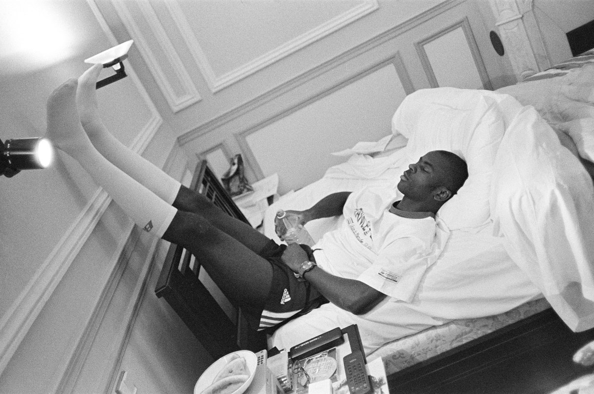 alphardlpp's tweet image. La vie à Clairefontaine.
Clope, BD, café, étirements.