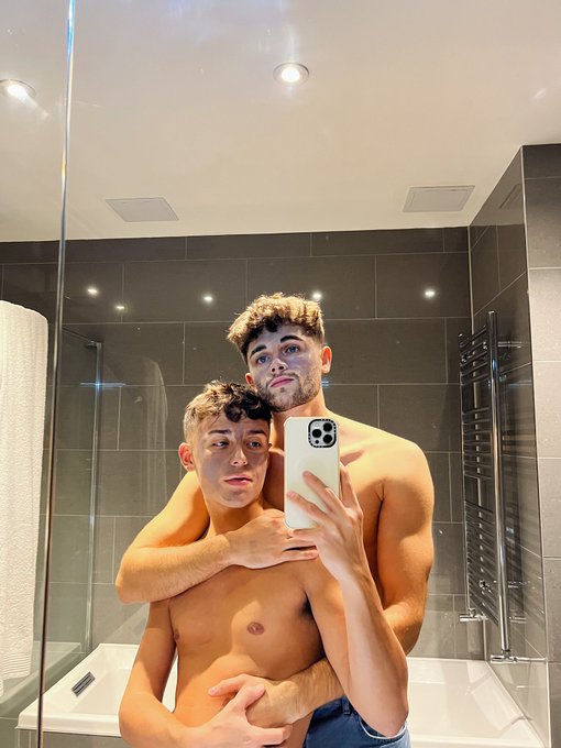 Face masks and Netflix kinda night ? https://t.co/HLDe6HG7A0