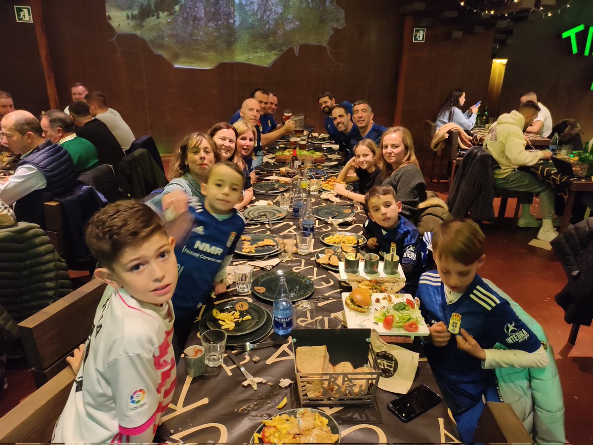 MonchuCerra's tweet photo. La avanzadilla de la expedición riosellana, velando armas en @TierraAstur 
Bueno, y también comiendo y bebiendo algo
@RealOviedo
#HalaOviedo
#derbiasturiano
#OviedoSporting https://t.co/vs3O1UmpfD