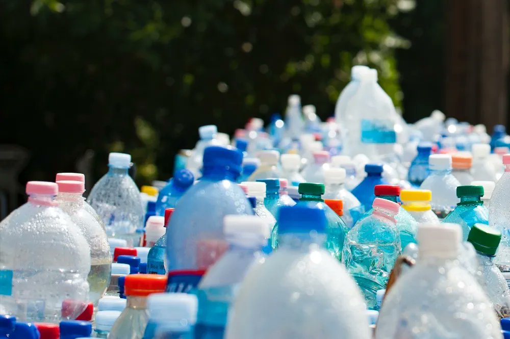 CHEMTrust's tweet photo. New briefing from @zerowasteeurope outlines why the revision of #FoodContactMaterial legislation must ensure packaging and other food contact articles are truly safe for use, #reuse and #recycling
Read more in ‘Food for Thought’: https://t.co/5nf9llZia7 https://t.co/jZa76bLknu