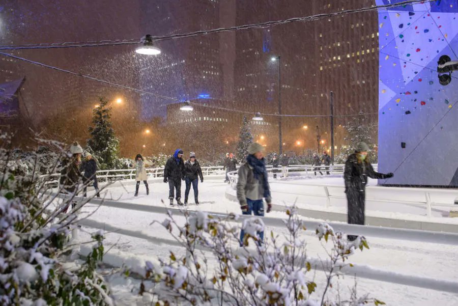 UICBusiness's tweet photo. When it snows in Chicago, the city becomes even more magical. Explore a winter wonderlandand of ice skating, delicious hot chocolate and festive decor. https://t.co/aEBv9do38i https://t.co/lFoTrNrwYq