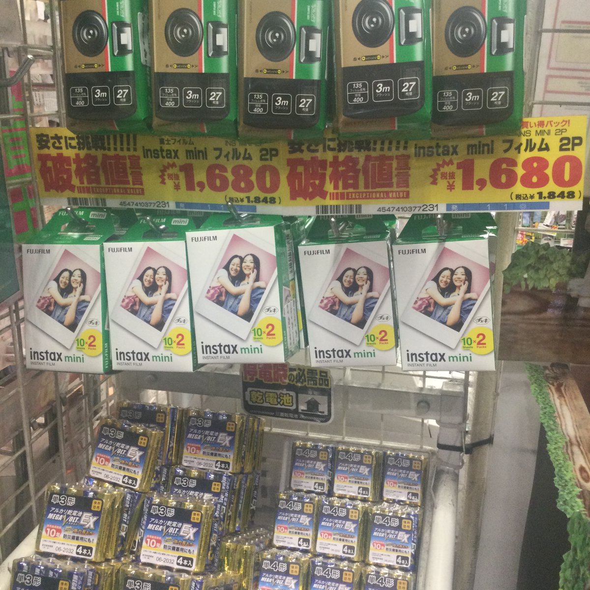 チェキフィルム品薄を煽ってる業者本当にいるみたいですが、実感として