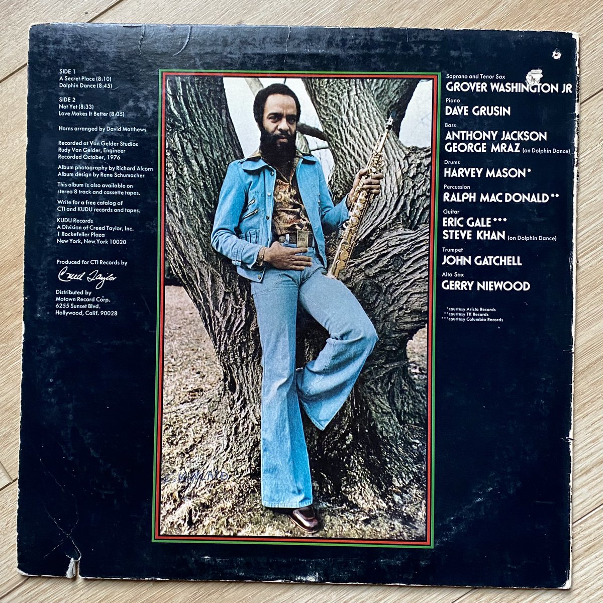 CMoneyKS's tweet photo. #SaturdayMorningVinyl #GroverWashingtonJr #ASecretPlace #DaveGrusin #AnthonyJackson #GeorgeMraz #HarveyMason #RalphMacDonald #EricGale #SteveKhan #GerryNiewood ##KUDURecords #KUDU32 #MotownRecordCorp #1976
One of the oldest albums in my collection. Some pops and a skip but… https://t.co/Amua5ntCG2