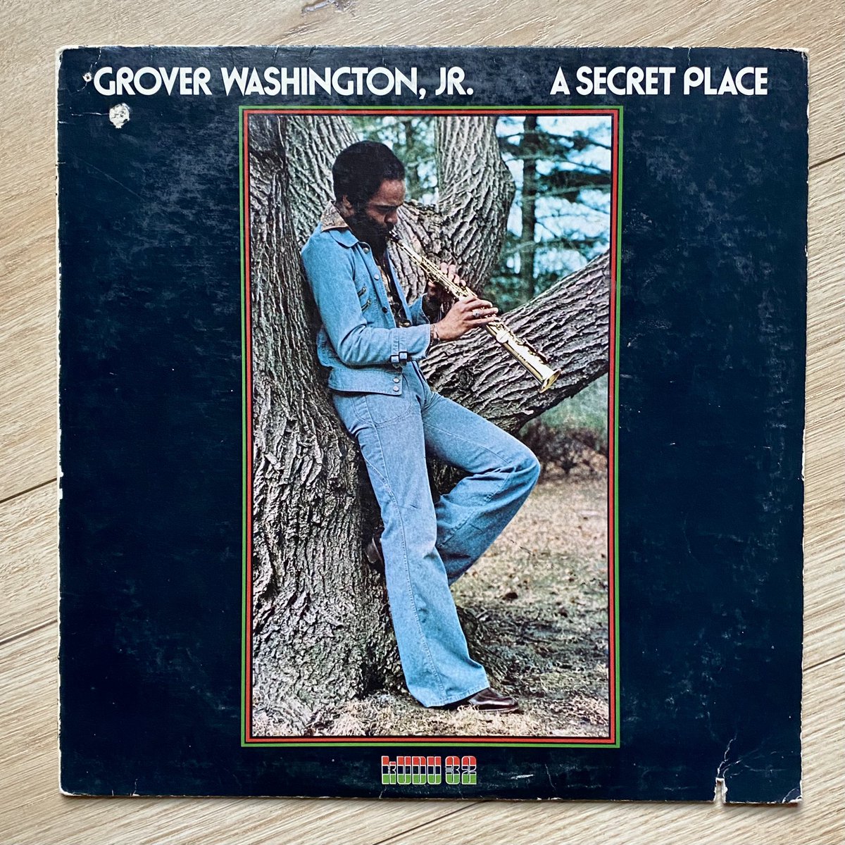 CMoneyKS's tweet photo. #SaturdayMorningVinyl #GroverWashingtonJr #ASecretPlace #DaveGrusin #AnthonyJackson #GeorgeMraz #HarveyMason #RalphMacDonald #EricGale #SteveKhan #GerryNiewood ##KUDURecords #KUDU32 #MotownRecordCorp #1976
One of the oldest albums in my collection. Some pops and a skip but… https://t.co/Amua5ntCG2