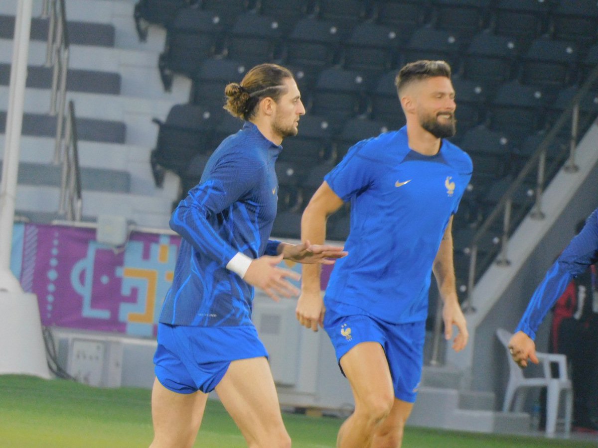 medranoazteca's tweet photo. Rabiot se reportó listo para jugar mañana la final igual que Varane y Upamecano. Los tres con tratamiento para la fiebre y te de ramo blanco para estar lo mejor posible. https://t.co/cFAYQdbRa0