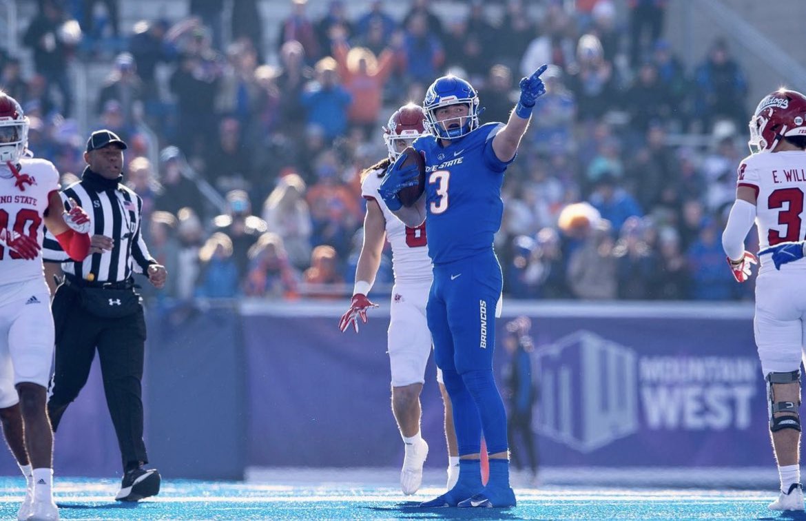 #BoiseState TE Riley Smith was one of the more emotional guys leaving the field following the MW Championship.

Was it his final game on The Blue?

He has a decision to make on whether or not he returns for a 6th year in ‘23. In the meantime, here’s an appreciation post:

(🧵1/5)