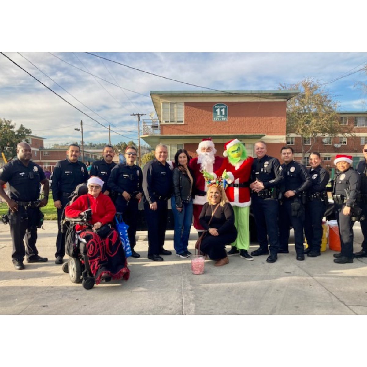 Thank you William Mead Housing for allowing Central Area to be a part of your annual Gift Giveaway. <a href="/LAPDCaptMorales/">LAPD CMDR E. MORALES</a> <a href="/lapdmikeoreb/">Michael A. Oreb</a>