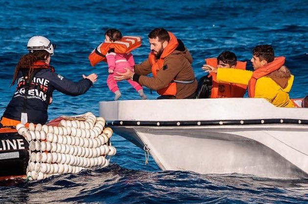 Unser Medienkoordinator und Fotograf Johannes: "Just imagine: your motor stops at sunset. Just water as far as you can see. Your one-year old starts to cry..." 
Dank <a href="/alarm_phone/">@alarmphone</a> für die Alarmierung der Behörden und uns!