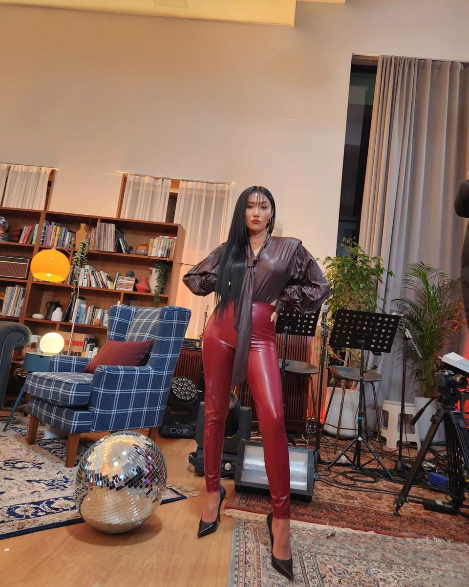 wheeingod's tweet image. essa mulher sabe ser BONITA