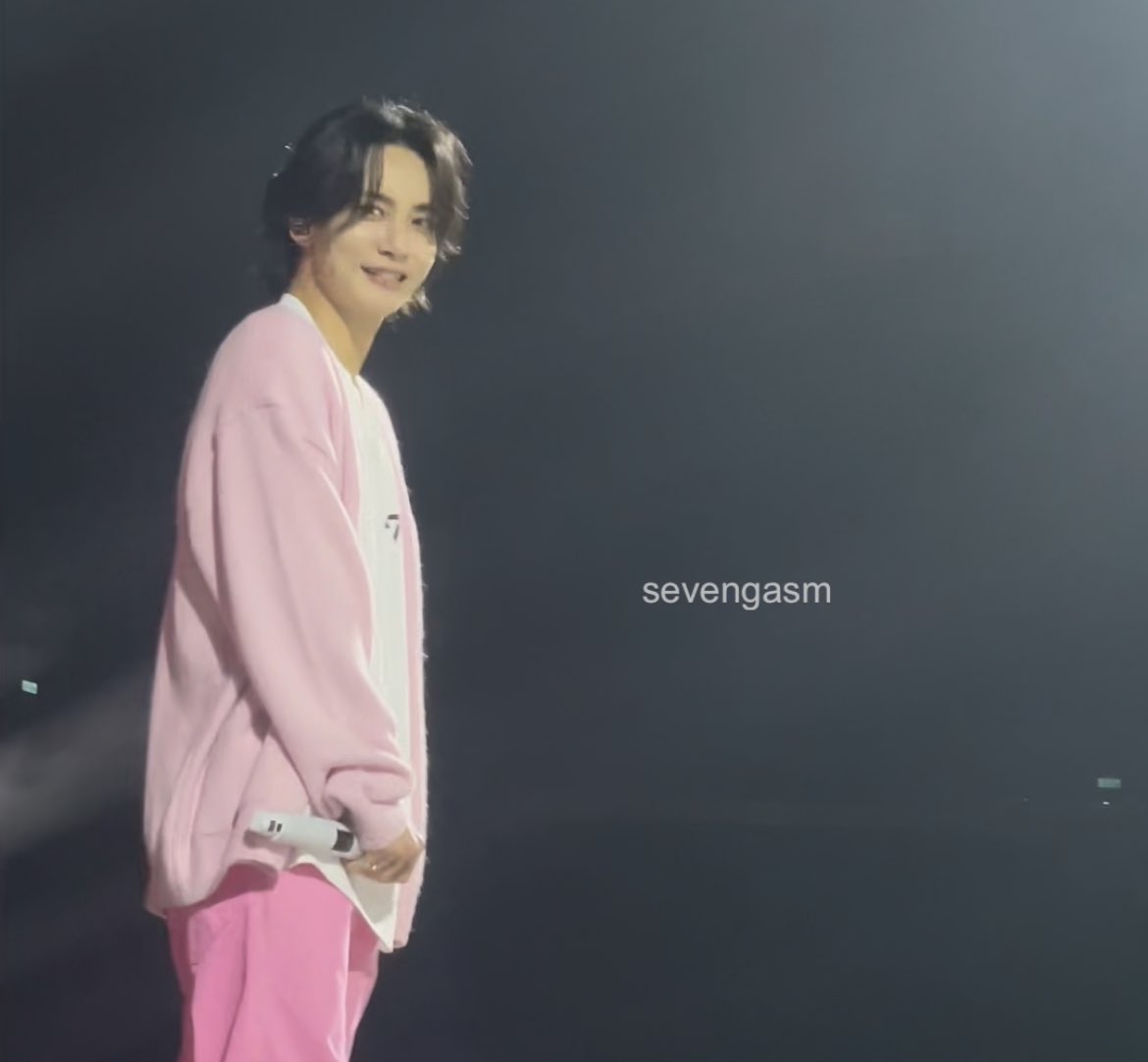 sevengasm's tweet photo. crying at jeonghan’s reaction when he got git by the water minghao threw 😭😭😭😭😭 he’s so cute 😭😭😭😭😭 https://t.co/a7CzRqEUDK