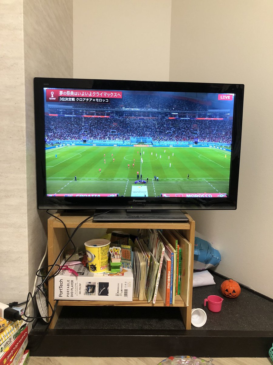 k22u's tweet photo. 帰宅！
子どもたちには帰ることをサプライズにしてるけど、嫁さんも爆睡のようで帰ったの気付かれないっていうサプライズをくらい、
とりあえずクロアチアvsモロッコ⚽️ https://t.co/7D0OAaNZHb