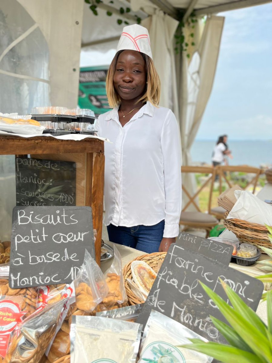 undpgabon's tweet photo. @undpgabon est fier de présenter le premier #MarchédesProducteurs à la #BaiedesRois parrainé par les Min. de l’Agriculture & l’Éco. Numérique: Des jeunes & femmes entrepreneurs agricoles vous proposent des produits bio #MadeInGabon🇬🇦: légumes, fruits, jus, chocolat... #ZeroFaim https://t.co/TAL9kG2J9p