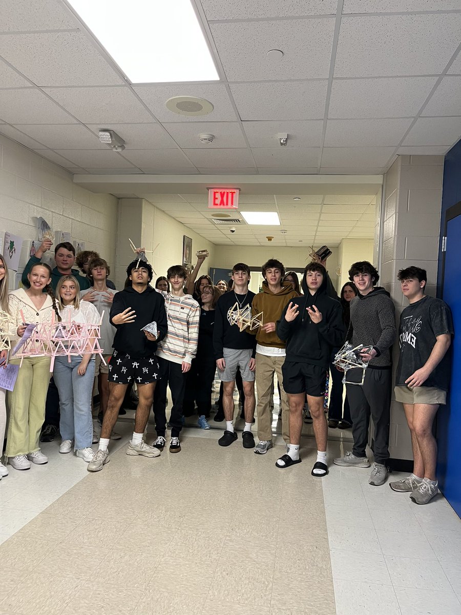 rclarkfhs's tweet photo. Such a fun day of learning! Egg drop day! https://t.co/29rOvKwSUD