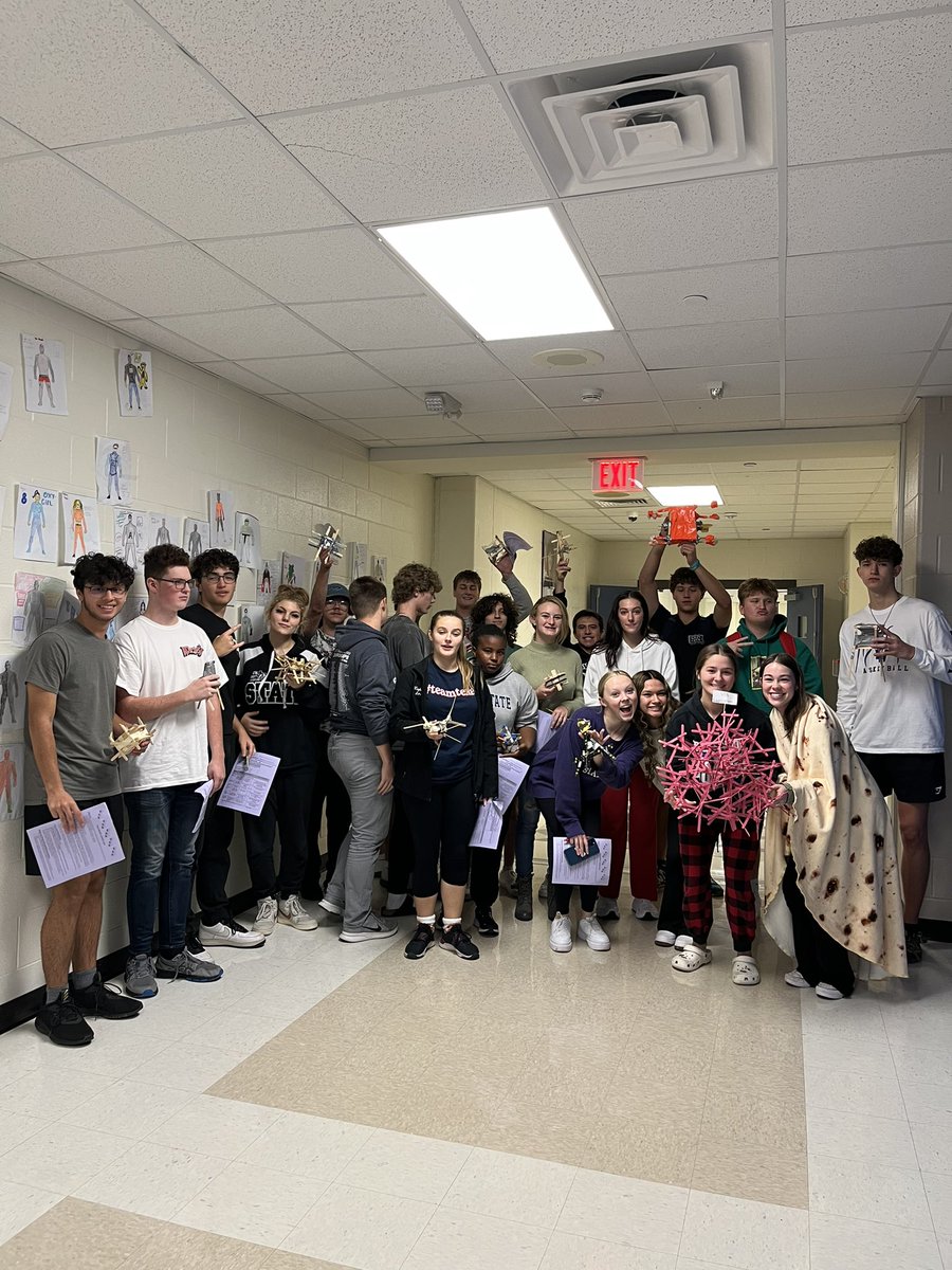 rclarkfhs's tweet photo. Such a fun day of learning! Egg drop day! https://t.co/29rOvKwSUD