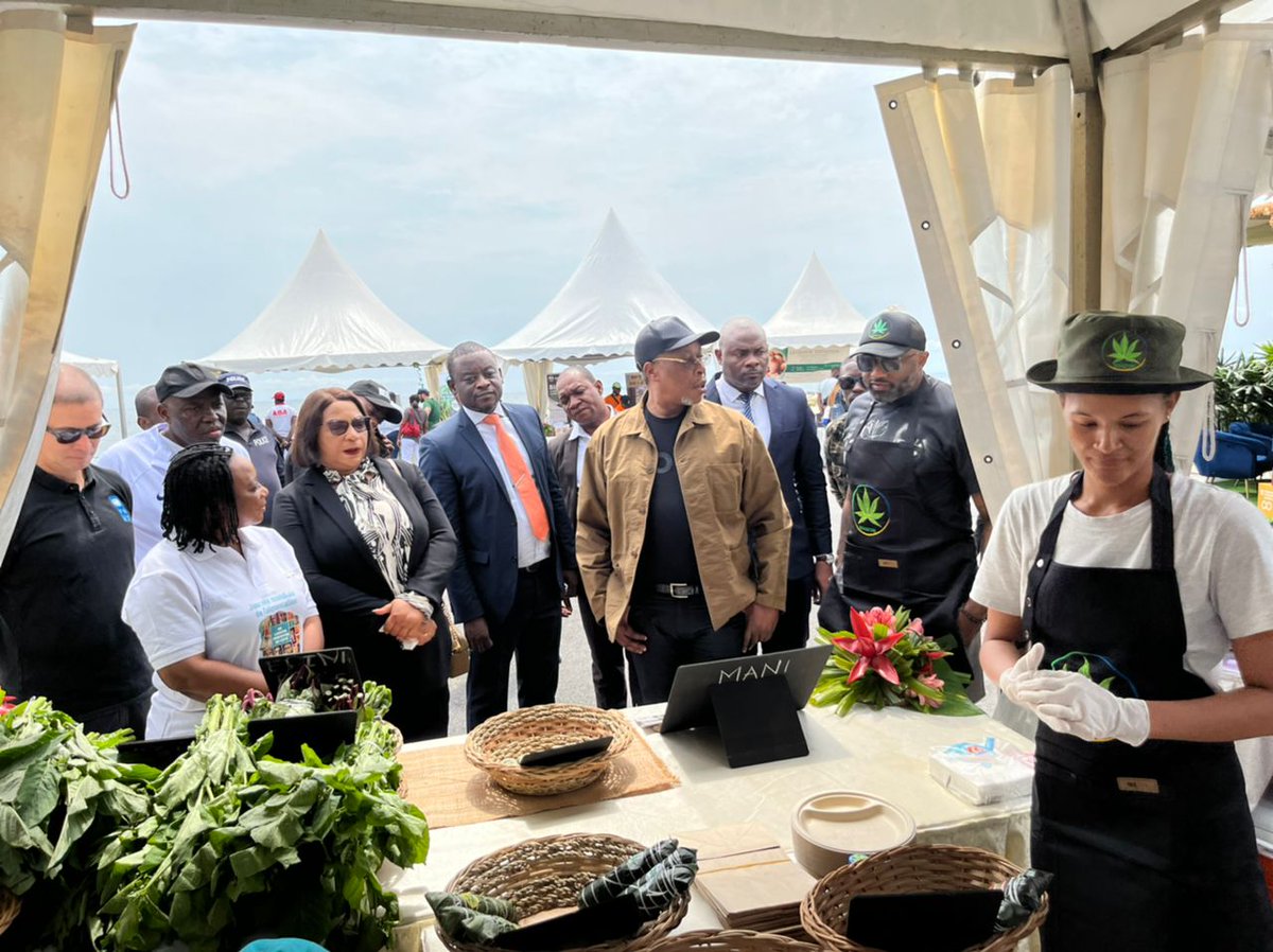 undpgabon's tweet photo. @undpgabon est fier de présenter le premier #MarchédesProducteurs à la #BaiedesRois parrainé par les Min. de l’Agriculture & l’Éco. Numérique: Des jeunes & femmes entrepreneurs agricoles vous proposent des produits bio #MadeInGabon🇬🇦: légumes, fruits, jus, chocolat... #ZeroFaim https://t.co/TAL9kG2J9p