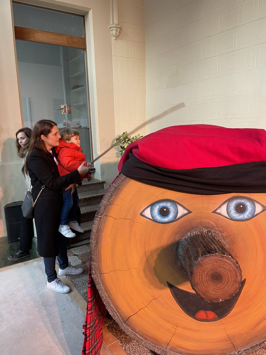 Reis_Sitges's tweet photo. Continuem el dia amb la Festa del Tió https://t.co/7nbQrRTm4L