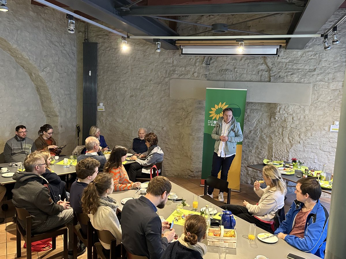 dc_ulrich's tweet photo. Europa-Brunch mit Besuch aus dem Echten Norden. Merci an ⁦@RasmusAndresen⁩ &amp; ⁦@ViolavonCramon⁩. Europa bewegt uns Grüne in Göttingen und bewegt sich oft nur durch uns Grüne. Klimakrise,grüne Wirtschaft,Ukrainekrieg. Riesige Aufgaben. Wir bleiben optimistisch für 2023! https://t.co/L3WXRGmsv9
