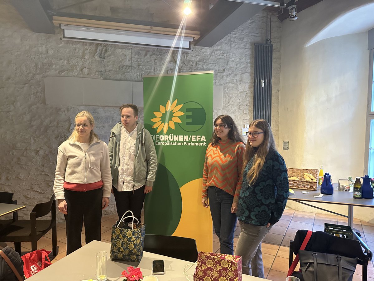 Europa-Brunch mit Besuch aus dem Echten Norden. Merci an ⁦<a href="/RasmusAndresen/">Rasmus Andresen 🇪🇺🏳️‍🌈🇺🇦</a>⁩ &amp; ⁦<a href="/ViolavonCramon/">Viola von Cramon 🇺🇦🇪🇺</a>⁩. Europa bewegt uns Grüne in Göttingen und bewegt sich oft nur durch uns Grüne. Klimakrise,grüne Wirtschaft,Ukrainekrieg. Riesige Aufgaben. Wir bleiben optimistisch für 2023!