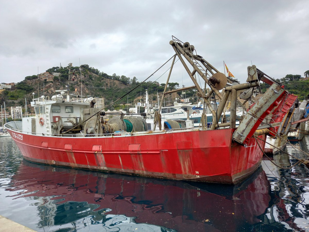 SaPalomera71's tweet photo. Sentarte en el puerto contemplando los barcos de pesca te ofrecen serenidad mental por unos instantes. #relax #photography #sea #fishship #landscape #blanes #costabrava https://t.co/PX1RVHbQVg