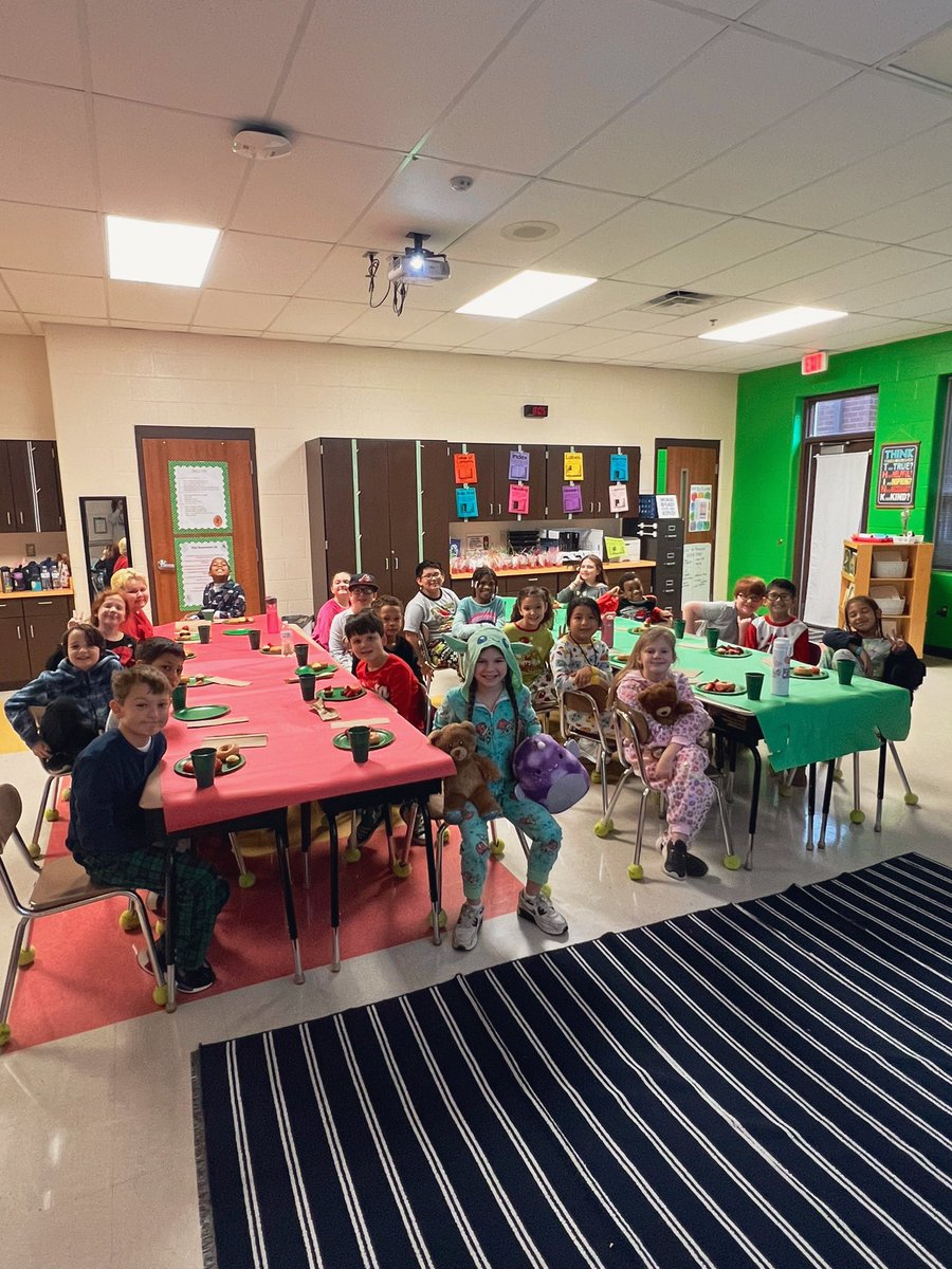 HaleyClassroom's tweet photo. We had so much fun celebrating Christmas with a party and various activities. I hope everyone has a very Merry Christmas and a restful break! https://t.co/4R92AVr1t1