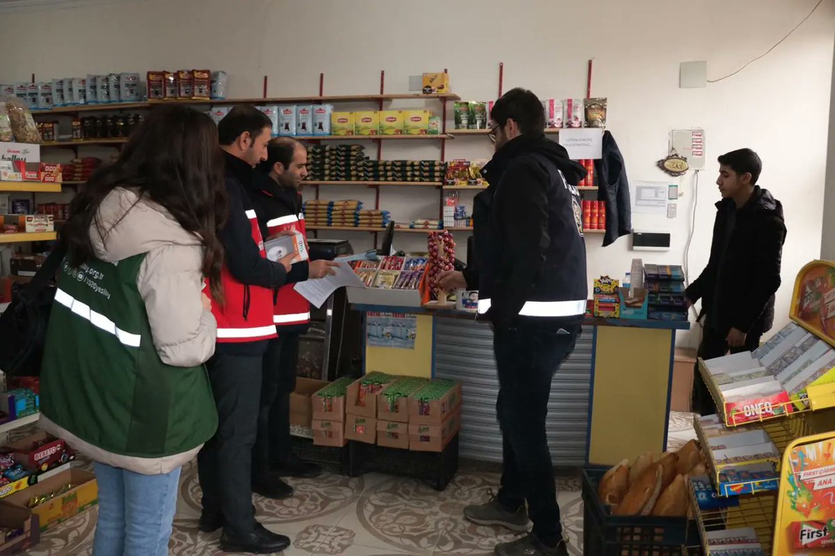 Kuruluş müdürlüğümüz,ilçe emniyet müdürlüğümüz ve Patnos Yeşilay başkanlığı işbirliği ile  marketlere gidildi. 18 yaş altı çocuklara başta sigara olmak çeşitli zararlı maddelerin satılmamasıkonusundabilgi verildi.Broşürdağıtıldı.<a href="/tcailesosyal/">T.C. Aile ve Sosyal Hizmetler Bakanlığı</a> <a href="/deryayanikashb/">Derya Yanık</a> <a href="/rhnbyrk/">Orhan BAYRAK</a> <a href="/Vefaelik19/">Vefa ÇELİK</a>