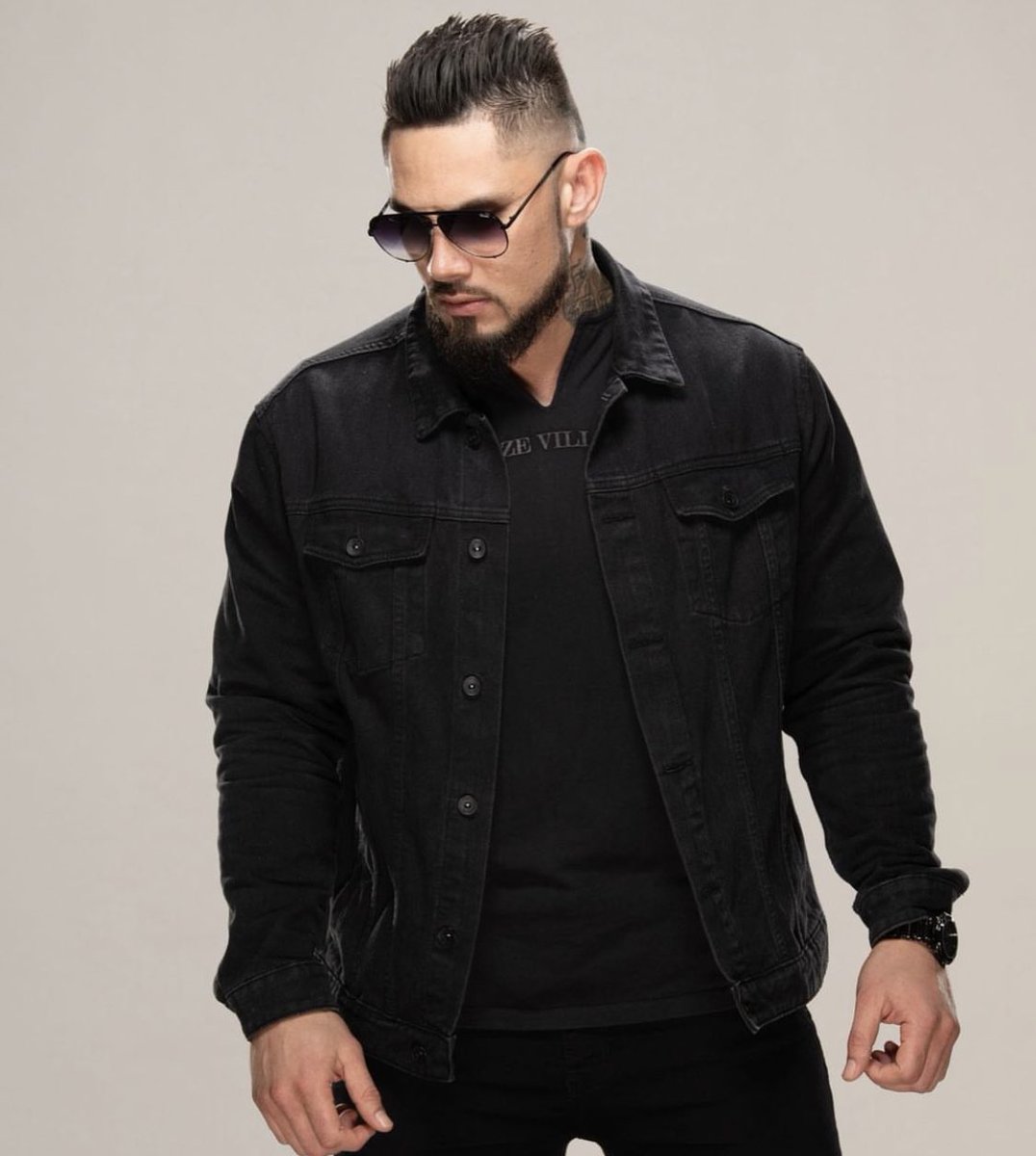 RunAndTeleThat's tweet image. Think I clean up pretty nice.