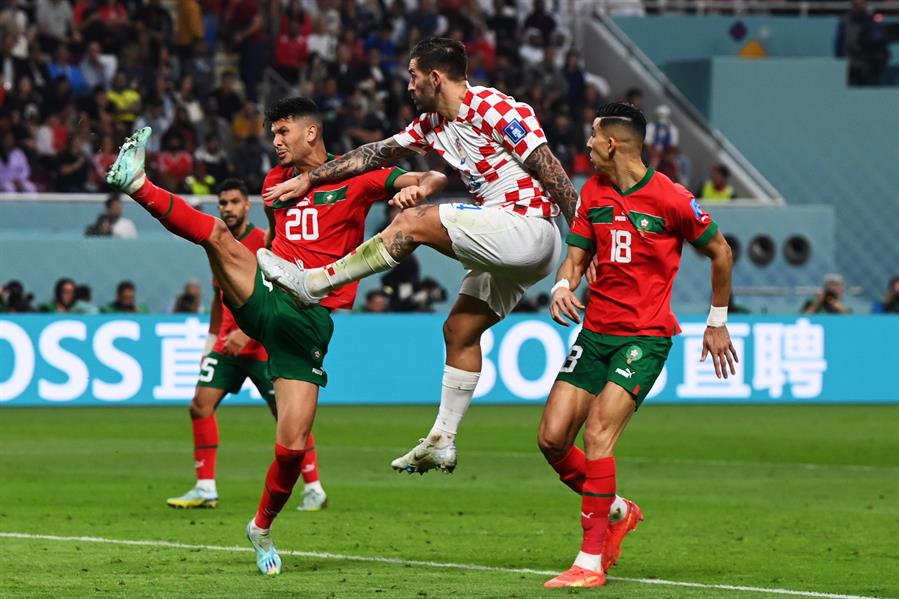 Primicias's tweet photo. Dos cambio en Marruecos, entra Anass Zaroury por Sofiane Boufal e  ingresa Badr Benoun por Achraf Dari. #CROvsMAR 🔴 Siga en vivo: https://t.co/vJYp3at4N1 https://t.co/Y5TvauOSBn