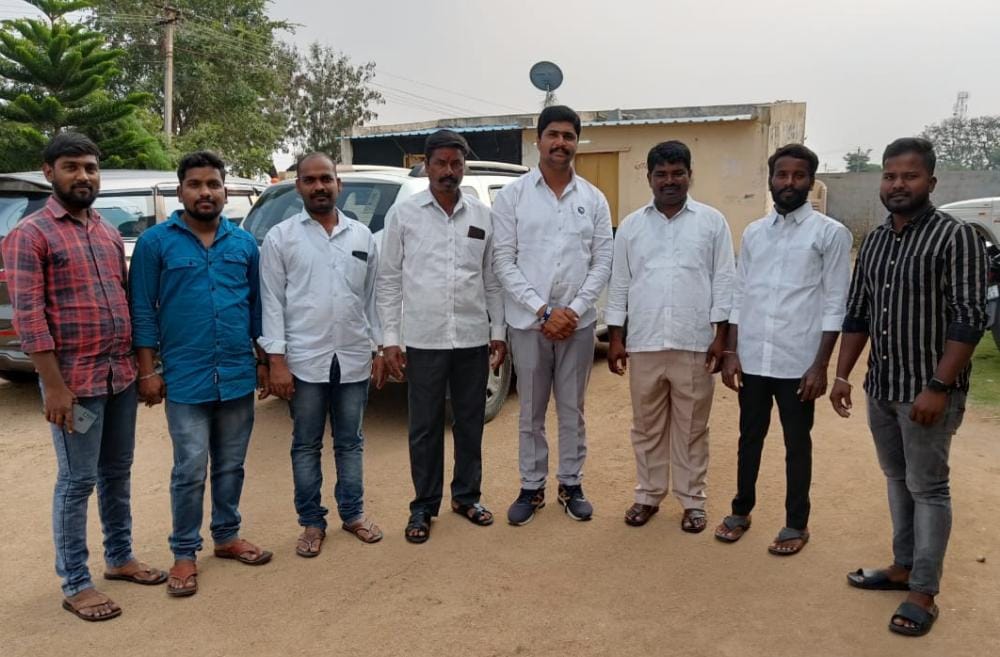 RameshNaikBRS's tweet photo. చింతపల్లి మండలం మల్లరెడ్డిపల్లి గ్రామంలో జరిగిన వివాహ వేడుకలో పాల్గొని నూతన వధూవరులు గండు భాస్కర్ అశ్విని లను ఆశీర్వదించడం జరిగింది.
@DeavarkondaBsp @RSPraveenSwaero @Mayawati @bsp_prabhakar @bspindia @AnandAkash_BSP   @RSPGIRIJANASENA
#BSPDevarakonda
#RamavathRameshNaikBSP https://t.co/EH2NsFDBOy