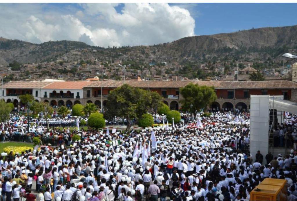 SilverChannelPe's tweet photo. En Huamanga, Ayacucho. El verdadero pueblo quiere paz, no violencia sanguinaria y destructiva con métodos terroristas. Entiéndanlo clarito, los peruanos somos gente de paz, trabajadores. https://t.co/OP9YbkUtsg
