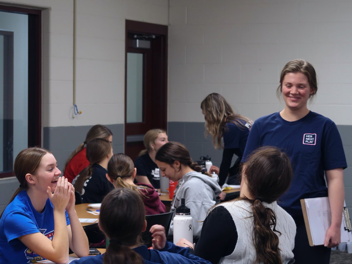 HerNextPlay's tweet photo. Workshop 1 Recap: Earlier this week, we started another workshop series with @SSPGirlsHockey! We talked with this energetic group about the value of having a team motto and did some exercises to help them #PlayBold.🏒⛸ https://t.co/I3KH4v9lMW