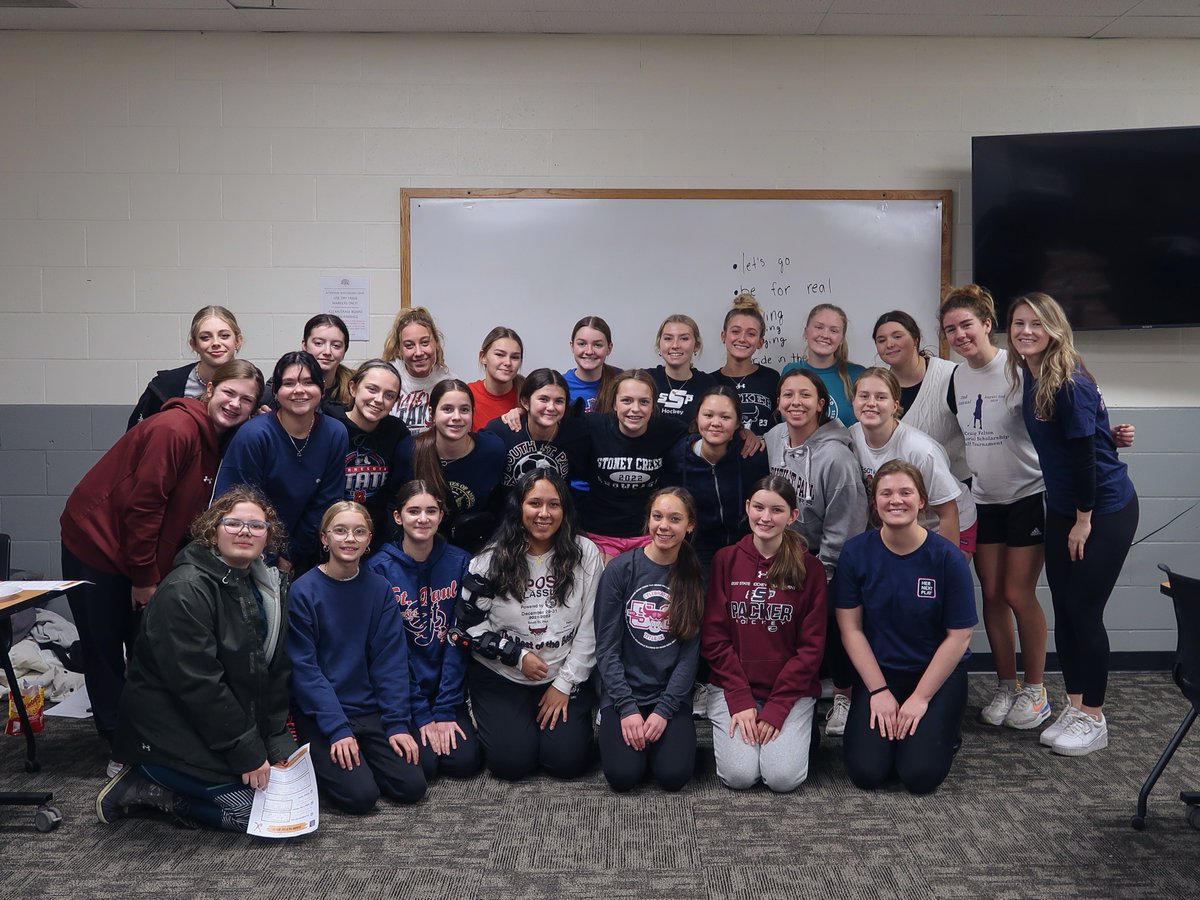 HerNextPlay's tweet photo. Workshop 1 Recap: Earlier this week, we started another workshop series with @SSPGirlsHockey! We talked with this energetic group about the value of having a team motto and did some exercises to help them #PlayBold.🏒⛸ https://t.co/I3KH4v9lMW
