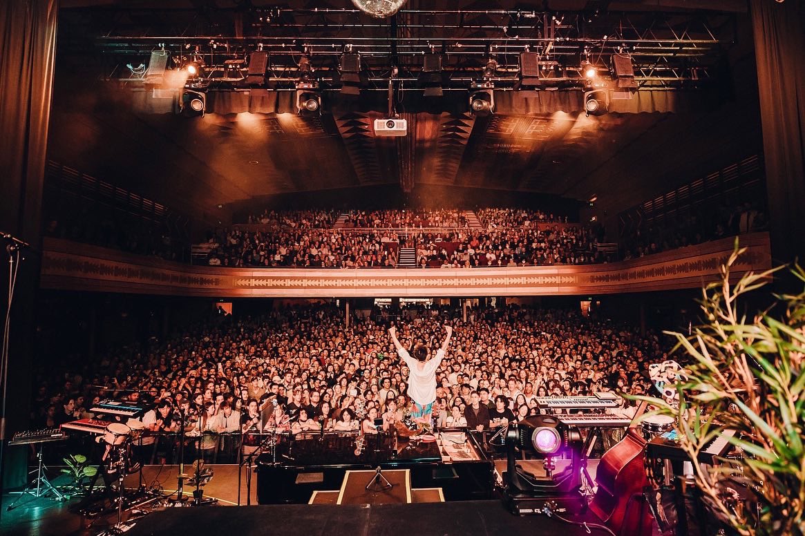 jacobcollier's tweet image. 91 shows. 28 countries. 100,000+ voices. The DJESSE World Tour 2022 is a wrap! Thank you all for an unfathomable, beautiful year 🫶🏼
