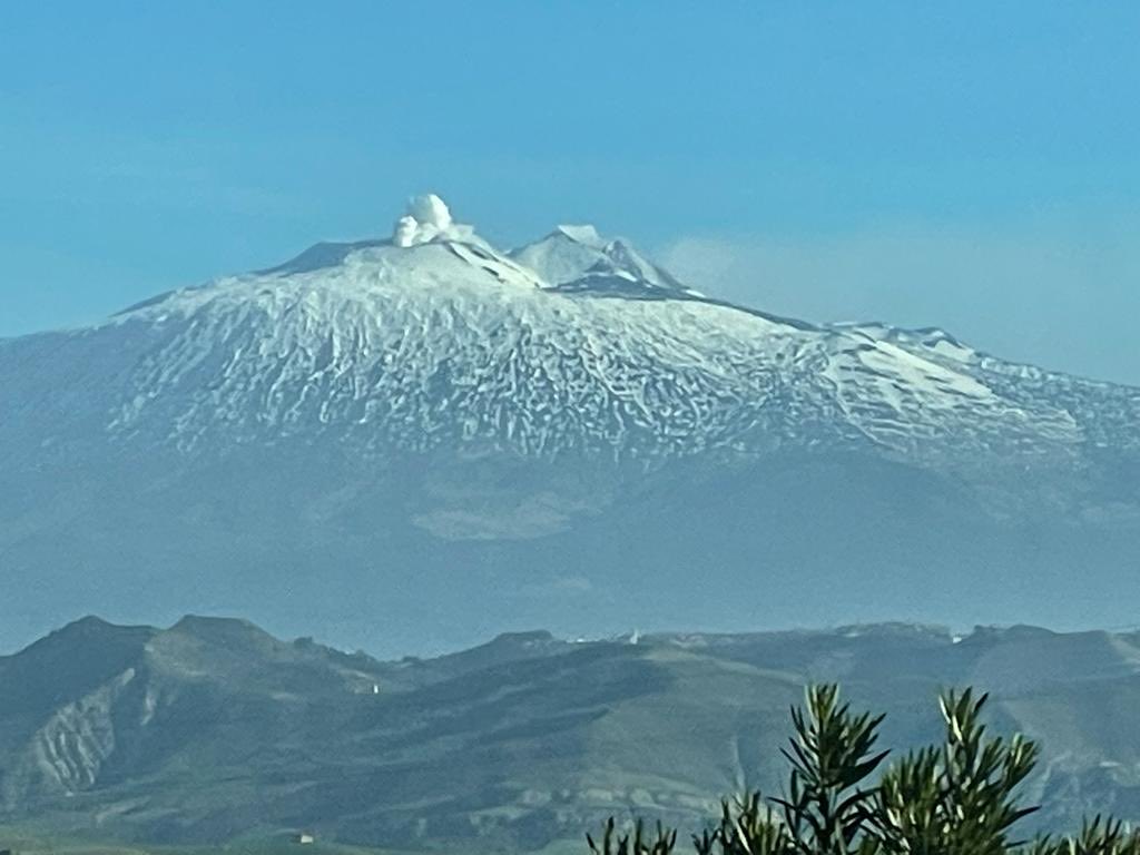 İtalya, Sicilya;
Katanya yolunda tüm haşmeti ile Etna Yanardağı 3800 m.