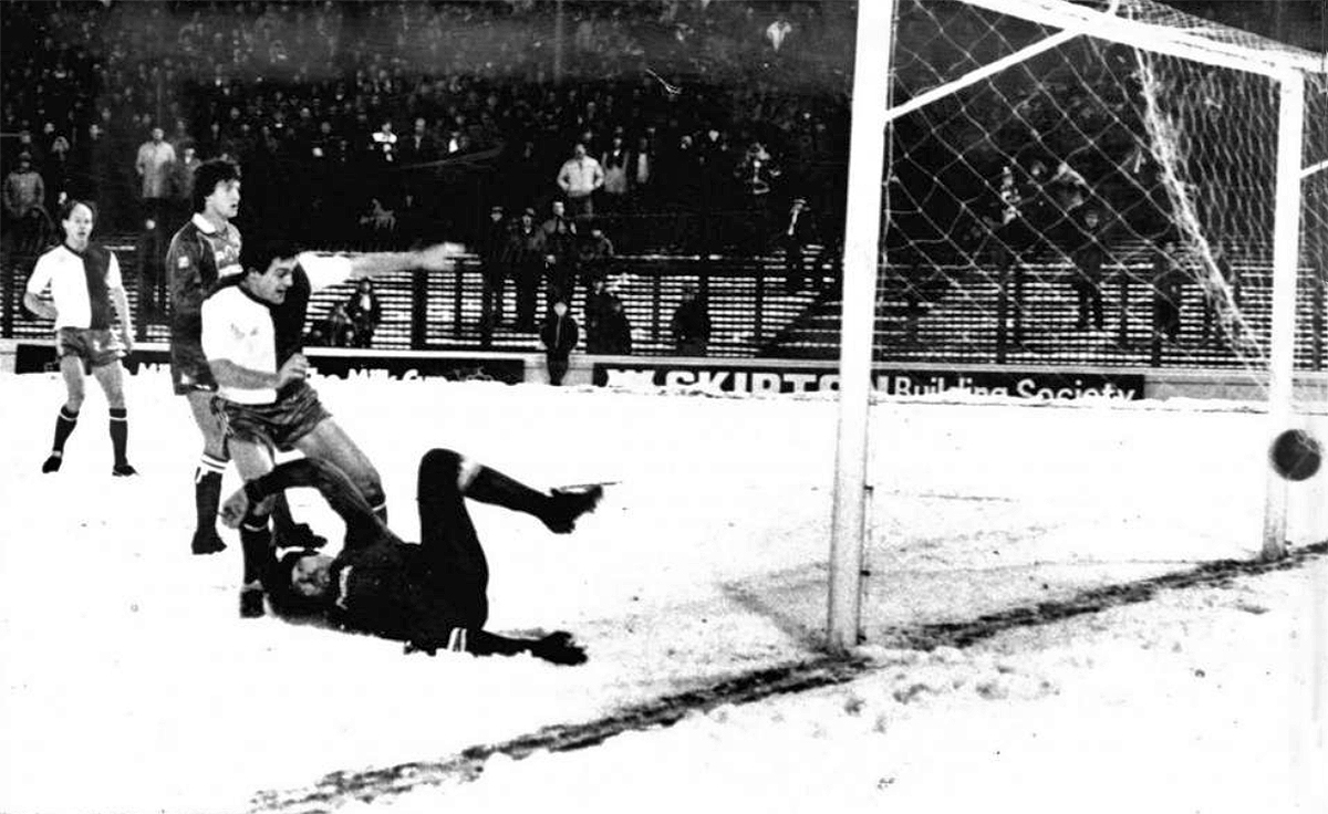 NowtbutaLad's tweet photo. Simon Garner scores for #Blackburn @Rovers in the #snow at Ewood Park, December 1992; note he is wearing a short-sleeved shirt. @brfcsdotcom @BRFCTrust @roversfanzine @roverschat_ @LatestRovers @readrovers #Football #Lancashire https://t.co/00NN9b7C3K