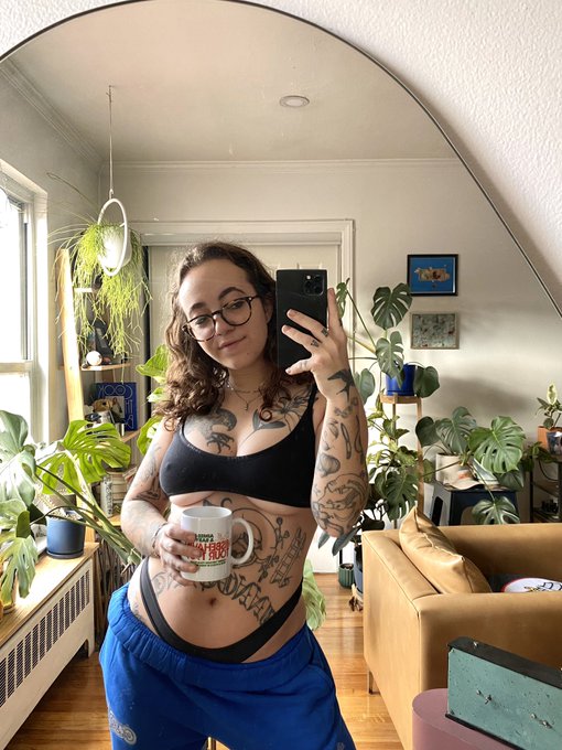 say good morning or else 🔫 https://t.co/3hVxdXIdam