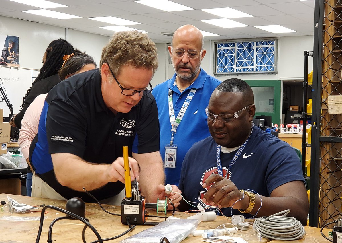 AMsky43's tweet photo. @BrowardSTEM spending Saturday w/ amazing @browardschools Ts learning to build @seaperch ROVs w/ @SciNanceTweet #InternationalsHereWeCome #TeachersRock #DIGDeeper2Learn https://t.co/MBvLLSzIkz