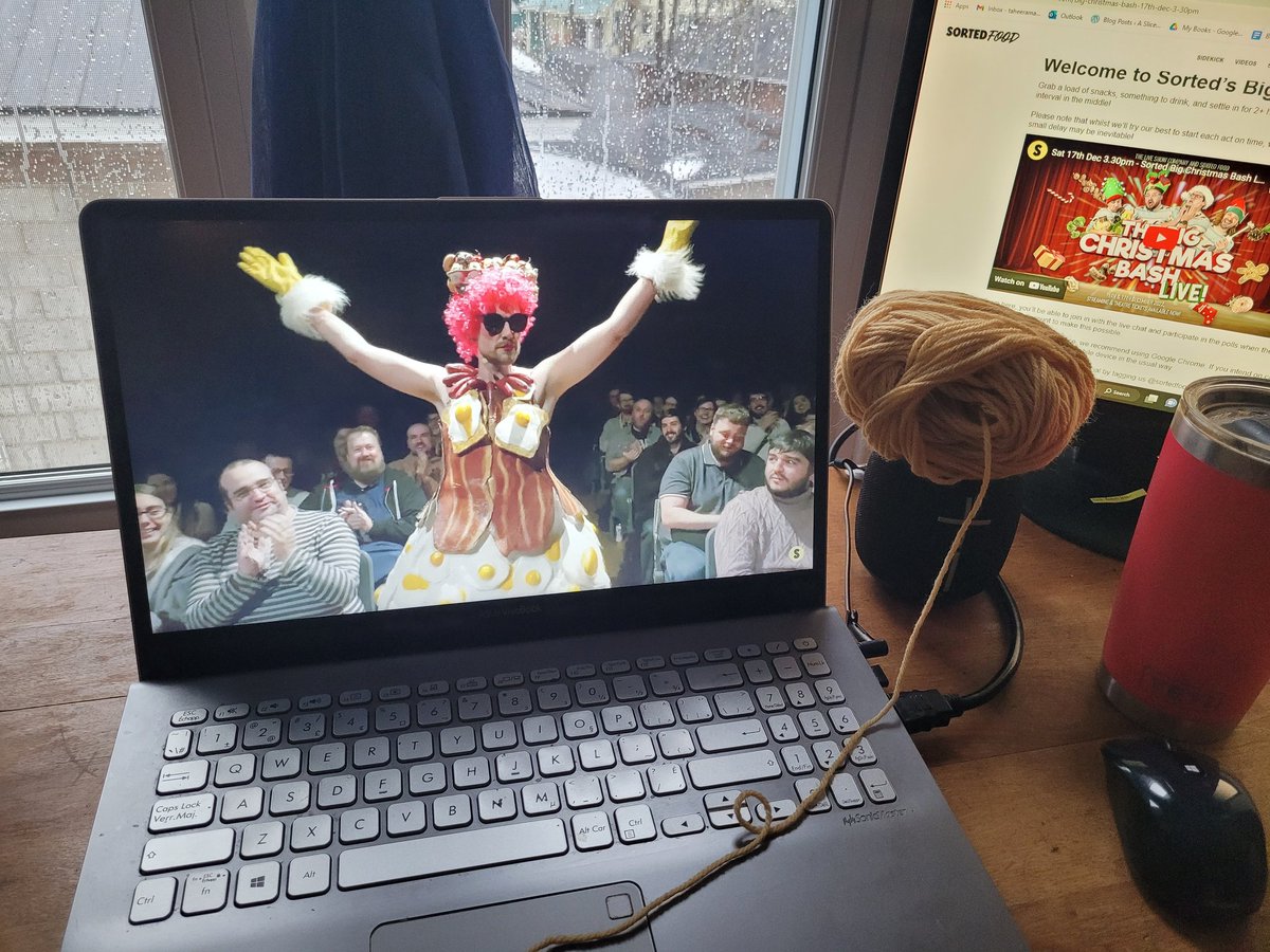 MealsMamu's tweet image. Yes @mikehuttlestone, get in! @sortedfood @Sorted_Memes #sortedlive haven't stopped giggling all show and now am dead on the floor 🤣🤣🤣🤣