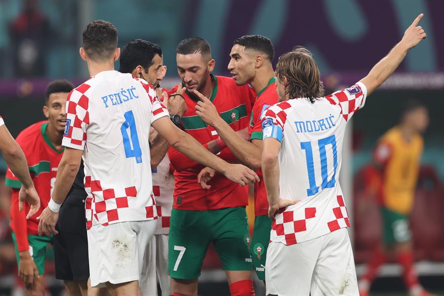Primicias's tweet photo. Selim Amallah explotó y comenzó a reclamar al árbitro. El jugador de Marruecos recibe una amarilla.  #CROvsMAR 🔴 Siga en vivo: https://t.co/vJYp3aswXt https://t.co/kCZUSm81Wd