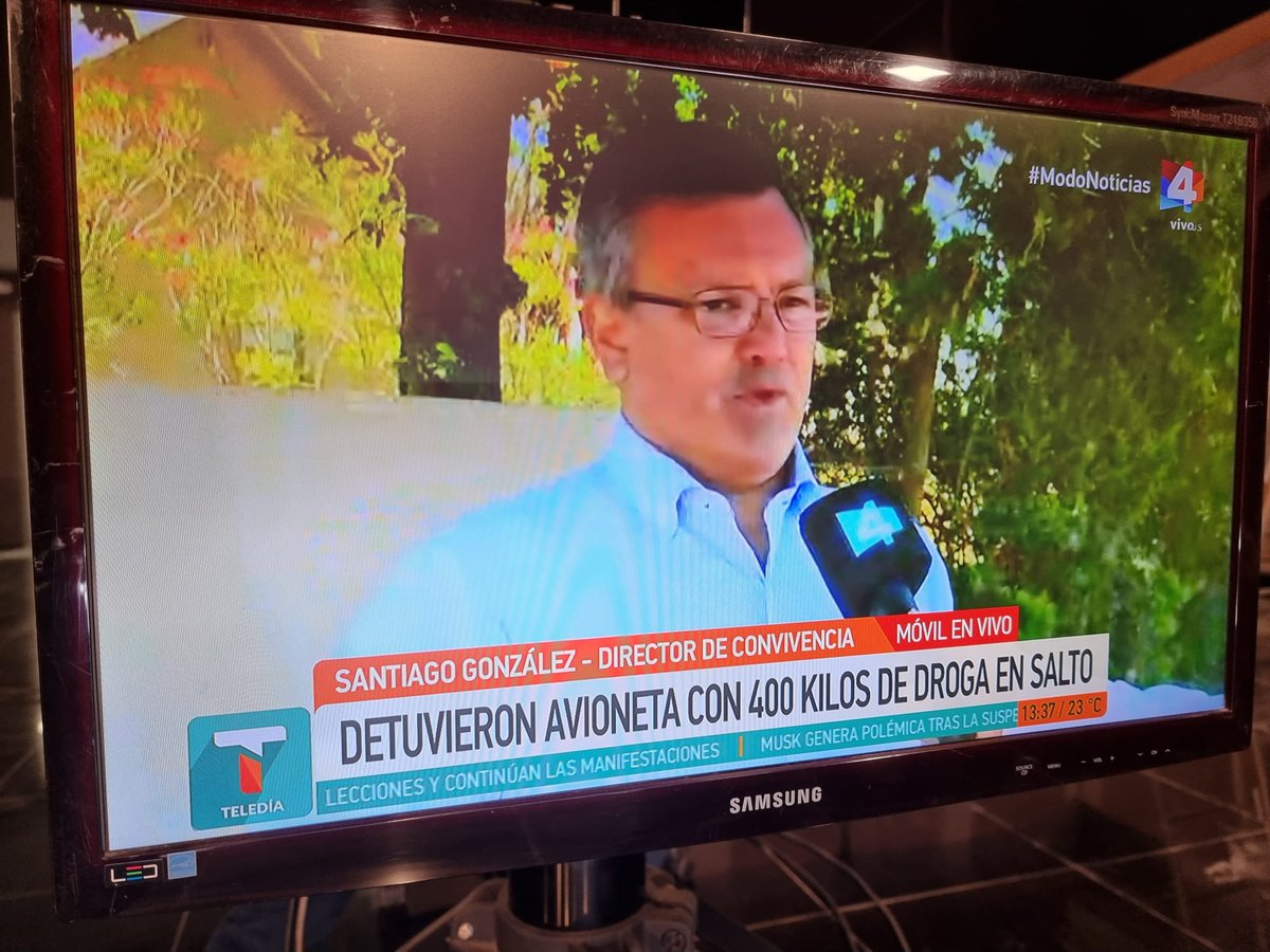 Niconunez82's tweet photo. "Estamos dando un combate a las drogas como nunca se dio en la historia de la Policía" dijo en el móvil de Teledía Sábado el Director de Convivencia del Min. del Interior @santiagon1974. La detención de una narco avioneta en Salto permitió incautar 400 kgs de cocaína. https://t.co/5CFLNZsgNC