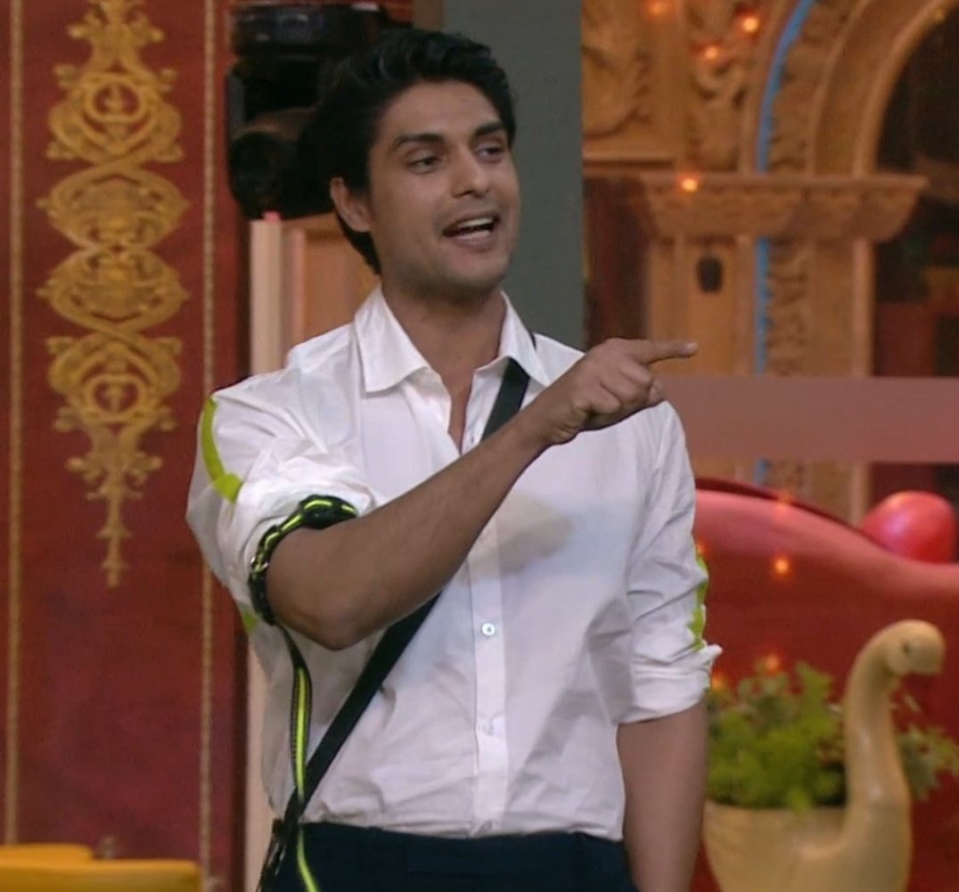 not_ur_nemesis's tweet photo. Shiv kept saying "mard ko dard nhi aata" while jumping when given shock and then there was this man standing tall and just slaying effortlessly. What are you made up of MR?? 🥵🔥

#ankitgupta #priyankit #bb16 https://t.co/UOGIRKmD2f