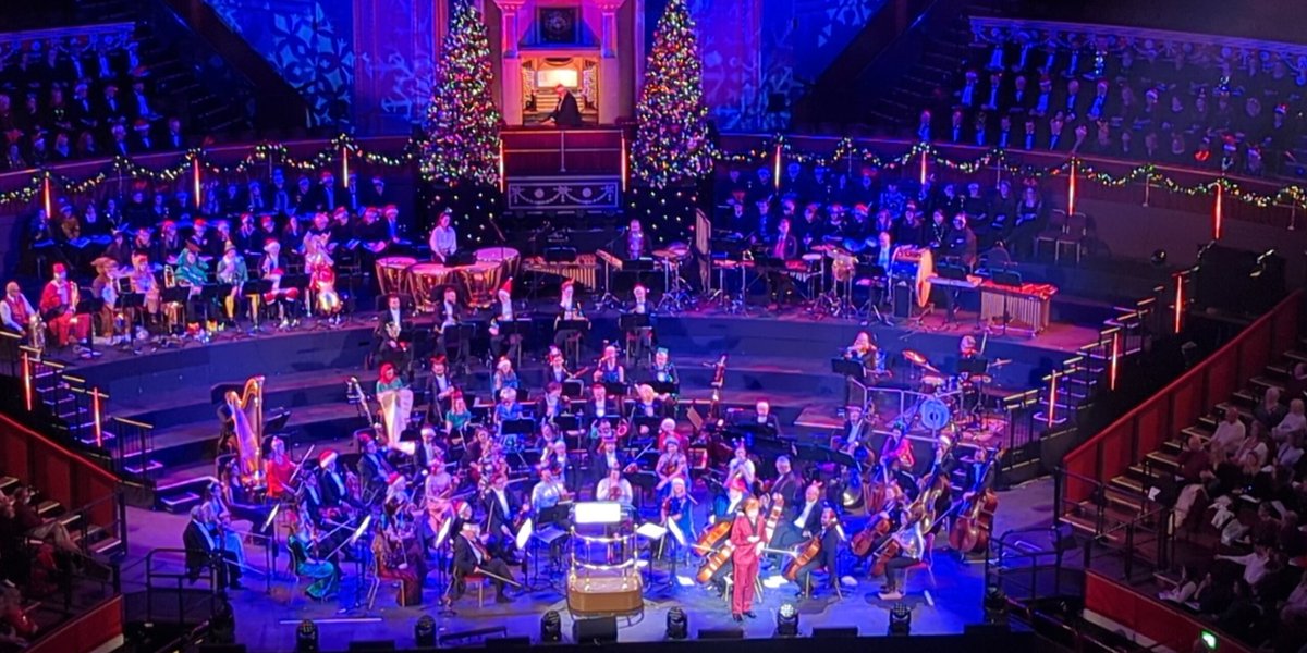 ShireenIbi's tweet photo. Loving that I think there's a xmas lobster at the #RAHChristmas Carols 🤣 https://t.co/86xOmllf4b